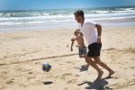 Sevilla, 19 en 20 Juni 2013
Rafel v d Vaart met zijn vriendin Sabia Boulahrouz en hun drie kinderen
Damian v d Vaart, Amaya Boulahrouz en Daamin Boulahrouz op het strand en bij hun hotel voor hun gezamelijk eerste vakantie samen.
Foto Peter Smulders BV