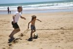 Sevilla, 19 en 20 Juni 2013
Rafel v d Vaart met zijn vriendin Sabia Boulahrouz en hun drie kinderen
Damian v d Vaart, Amaya Boulahrouz en Daamin Boulahrouz op het strand en bij hun hotel voor hun gezamelijk eerste vakantie samen.
Foto Peter Smulders BV