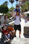 Sevilla, 19 en 20 Juni 2013
Rafel v d Vaart met zijn vriendin Sabia Boulahrouz en hun drie kinderen
Damian v d Vaart, Amaya Boulahrouz en Daamin Boulahrouz op het strand en bij hun hotel voor hun gezamelijk eerste vakantie samen.
Foto Peter Smulders BV