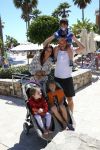 Sevilla, 19 en 20 Juni 2013
Rafel v d Vaart met zijn vriendin Sabia Boulahrouz en hun drie kinderen
Damian v d Vaart, Amaya Boulahrouz en Daamin Boulahrouz op het strand en bij hun hotel voor hun gezamelijk eerste vakantie samen.
Foto Peter Smulders BV