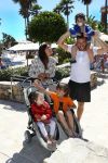 Sevilla, 19 en 20 Juni 2013
Rafel v d Vaart met zijn vriendin Sabia Boulahrouz en hun drie kinderen
Damian v d Vaart, Amaya Boulahrouz en Daamin Boulahrouz op het strand en bij hun hotel voor hun gezamelijk eerste vakantie samen.
Foto Peter Smulders BV