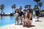 Sevilla, 19 en 20 Juni 2013
Rafel v d Vaart met zijn vriendin Sabia Boulahrouz en hun drie kinderen
Damian v d Vaart, Amaya Boulahrouz en Daamin Boulahrouz op het strand en bij hun hotel voor hun gezamelijk eerste vakantie samen.
Foto Peter Smulders BV