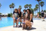 Sevilla, 19 en 20 Juni 2013
Rafel v d Vaart met zijn vriendin Sabia Boulahrouz en hun drie kinderen
Damian v d Vaart, Amaya Boulahrouz en Daamin Boulahrouz op het strand en bij hun hotel voor hun gezamelijk eerste vakantie samen.
Foto Peter Smulders BV