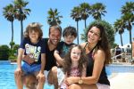 Sevilla, 19 en 20 Juni 2013
Rafel v d Vaart met zijn vriendin Sabia Boulahrouz en hun drie kinderen
Damian v d Vaart, Amaya Boulahrouz en Daamin Boulahrouz op het strand en bij hun hotel voor hun gezamelijk eerste vakantie samen.
Foto Peter Smulders BV