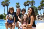 Sevilla, 19 en 20 Juni 2013
Rafel v d Vaart met zijn vriendin Sabia Boulahrouz en hun drie kinderen
Damian v d Vaart, Amaya Boulahrouz en Daamin Boulahrouz op het strand en bij hun hotel voor hun gezamelijk eerste vakantie samen.
Foto Peter Smulders BV