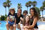 Sevilla, 19 en 20 Juni 2013
Rafel v d Vaart met zijn vriendin Sabia Boulahrouz en hun drie kinderen
Damian v d Vaart, Amaya Boulahrouz en Daamin Boulahrouz op het strand en bij hun hotel voor hun gezamelijk eerste vakantie samen.
Foto Peter Smulders BV