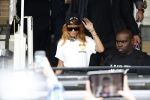 Amsterdam 24 juni 2013
Rihanna verlaat het Amstel hotel en laat haar beveiliging een fan ophalen om met haar mee te rijden in de auto.
Peter Smulders bv