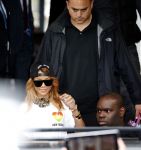 Amsterdam 24 juni 2013
Rihanna verlaat het Amstel hotel en laat haar beveiliging een fan ophalen om met haar mee te rijden in de auto.
Peter Smulders bv
