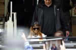 Amsterdam 24 juni 2013
Rihanna verlaat het Amstel hotel en laat haar beveiliging een fan ophalen om met haar mee te rijden in de auto.
Peter Smulders bv