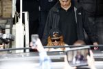 Amsterdam 24 juni 2013
Rihanna verlaat het Amstel hotel en laat haar beveiliging een fan ophalen om met haar mee te rijden in de auto.
Peter Smulders bv