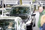 Amsterdam 24 juni 2013
Rihanna verlaat het Amstel hotel en laat haar beveiliging een fan ophalen om met haar mee te rijden in de auto.
Peter Smulders bv