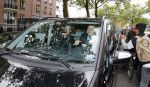 Amsterdam 24 juni 2013
Rihanna verlaat het Amstel hotel en laat haar beveiliging een fan ophalen om met haar mee te rijden in de auto.
Peter Smulders bv