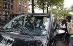 Amsterdam 24 juni 2013
Rihanna verlaat het Amstel hotel en laat haar beveiliging een fan ophalen om met haar mee te rijden in de auto.
Peter Smulders bv