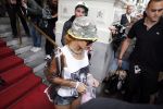 Amsterdam 26 juni 2013
Rihanna vertrekt bij het amstel hotel na haar concerten in het ziggo dome. Ze ging met de tourbus naar Keulen.
Peter Smulders bv