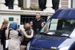 Amsterdam 24 juni 2013
Rihanna verlaat het Amstel hotel en laat haar beveiliging een fan ophalen om met haar mee te rijden in de auto.
Peter Smulders bv