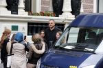 Amsterdam 24 juni 2013
Rihanna verlaat het Amstel hotel en laat haar beveiliging een fan ophalen om met haar mee te rijden in de auto.
Peter Smulders bv