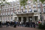 Amsterdam 24 juni 2013
Rihanna verlaat het Amstel hotel en laat haar beveiliging een fan ophalen om met haar mee te rijden in de auto.
Peter Smulders bv