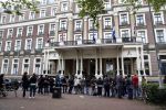 Amsterdam 24 juni 2013
Rihanna verlaat het Amstel hotel en laat haar beveiliging een fan ophalen om met haar mee te rijden in de auto.
Peter Smulders bv