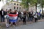 Amsterdam 24 juni 2013
Rihanna verlaat het Amstel hotel en laat haar beveiliging een fan ophalen om met haar mee te rijden in de auto.
Peter Smulders bv