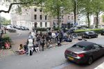 Amsterdam 24 juni 2013
Rihanna verlaat het Amstel hotel en laat haar beveiliging een fan ophalen om met haar mee te rijden in de auto.
Peter Smulders bv