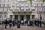 Amsterdam 24 juni 2013
Rihanna verlaat het Amstel hotel en laat haar beveiliging een fan ophalen om met haar mee te rijden in de auto.
Peter Smulders bv