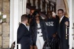 Amsterdam 24 juni 2013
Rihanna verlaat het Amstel hotel en laat haar beveiliging een fan ophalen om met haar mee te rijden in de auto. Goede vriendin Rihanna
Peter Smulders bv