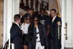 Amsterdam 24 juni 2013
Rihanna verlaat het Amstel hotel en laat haar beveiliging een fan ophalen om met haar mee te rijden in de auto. Goede vriendin Rihanna
Peter Smulders bv