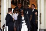 Amsterdam 24 juni 2013
Rihanna verlaat het Amstel hotel en laat haar beveiliging een fan ophalen om met haar mee te rijden in de auto. Goede vriendin Rihanna
Peter Smulders bv
