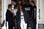 Amsterdam 24 juni 2013
Rihanna verlaat het Amstel hotel en laat haar beveiliging een fan ophalen om met haar mee te rijden in de auto. Goede vriendin Rihanna
Peter Smulders bv