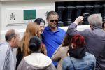 Amsterdam 24 juni 2013
Rihanna verlaat het Amstel hotel en laat haar beveiliging een fan ophalen om met haar mee te rijden in de auto. Vader Rihanna
Peter Smulders bv