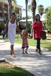 Sevilla, 19 en 20 Juni 2013
Rafel v d Vaart met zijn vriendin Sabia Boulahrouz en hun drie kinderen
Damian v d Vaart, Amaya Boulahrouz en Daamin Boulahrouz op het strand en bij hun hotel voor hun gezamelijk eerste vakantie samen.
Foto Peter Smulders BV