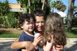Sevilla, 19 en 20 Juni 2013
Rafel v d Vaart met zijn vriendin Sabia Boulahrouz en hun drie kinderen
Damian v d Vaart, Amaya Boulahrouz en Daamin Boulahrouz op het strand en bij hun hotel voor hun gezamelijk eerste vakantie samen.
Foto Peter Smulders BV