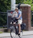 Amsterdam 19 juni 2013
Wim Kieft koopt samen met zijn dochter een krantje.
Peter Smulders bv