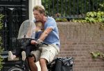 Amsterdam 19 juni 2013
Wim Kieft koopt samen met zijn dochter een krantje.
Peter Smulders bv