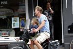 Amsterdam 19 juni 2013
Wim Kieft koopt samen met zijn dochter een krantje.
Peter Smulders bv