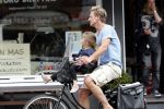 Amsterdam 19 juni 2013
Wim Kieft koopt samen met zijn dochter een krantje.
Peter Smulders bv