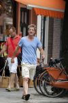 Amsterdam 19 juni 2013
Wim Kieft koopt samen met zijn dochter een krantje.
Peter Smulders bv