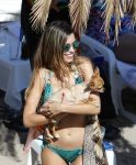 ibiza 15 juni 2013
Wesley Sneijder en Yolanthe Sneijder Cabau met Rodney Reduan en Jalal Diba en vrienden bij tropicana beach.
Peter Smulders bv