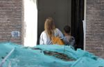 Amsterdam 18 juni 2013
Zangeres Anouk met haar zoon bij hun huis waar verbouwd wordt. Er wordt een nieuwe fundering gemaakt omdat de oude niet meer goed was.
Peter Smulders bv