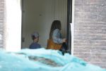 Amsterdam 18 juni 2013
Zangeres Anouk met haar zoon bij hun huis waar verbouwd wordt. Er wordt een nieuwe fundering gemaakt omdat de oude niet meer goed was.
Peter Smulders bv