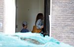 Amsterdam 18 juni 2013
Zangeres Anouk met haar zoon bij hun huis waar verbouwd wordt. Er wordt een nieuwe fundering gemaakt omdat de oude niet meer goed was.
Peter Smulders bv