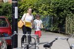 Amsterdam 18 juni 2013
Zangeres Anouk met haar zoon bij hun huis waar verbouwd wordt. Er wordt een nieuwe fundering gemaakt omdat de oude niet meer goed was.
Peter Smulders bv