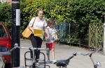 Amsterdam 18 juni 2013
Zangeres Anouk met haar zoon bij hun huis waar verbouwd wordt. Er wordt een nieuwe fundering gemaakt omdat de oude niet meer goed was.
Peter Smulders bv