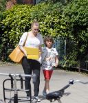 Amsterdam 18 juni 2013
Zangeres Anouk met haar zoon bij hun huis waar verbouwd wordt. Er wordt een nieuwe fundering gemaakt omdat de oude niet meer goed was.
Peter Smulders bv