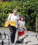 Amsterdam 18 juni 2013
Zangeres Anouk met haar zoon bij hun huis waar verbouwd wordt. Er wordt een nieuwe fundering gemaakt omdat de oude niet meer goed was.
Peter Smulders bv