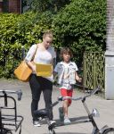 Amsterdam 18 juni 2013
Zangeres Anouk met haar zoon bij hun huis waar verbouwd wordt. Er wordt een nieuwe fundering gemaakt omdat de oude niet meer goed was.
Peter Smulders bv