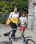 Amsterdam 18 juni 2013
Zangeres Anouk met haar zoon bij hun huis waar verbouwd wordt. Er wordt een nieuwe fundering gemaakt omdat de oude niet meer goed was.
Peter Smulders bv