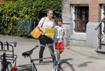 Amsterdam 18 juni 2013
Zangeres Anouk met haar zoon bij hun huis waar verbouwd wordt. Er wordt een nieuwe fundering gemaakt omdat de oude niet meer goed was.
Peter Smulders bv