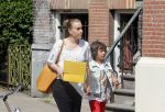 Amsterdam 18 juni 2013
Zangeres Anouk met haar zoon bij hun huis waar verbouwd wordt. Er wordt een nieuwe fundering gemaakt omdat de oude niet meer goed was.
Peter Smulders bv