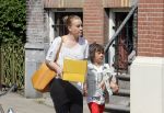 Amsterdam 18 juni 2013
Zangeres Anouk met haar zoon bij hun huis waar verbouwd wordt. Er wordt een nieuwe fundering gemaakt omdat de oude niet meer goed was.
Peter Smulders bv